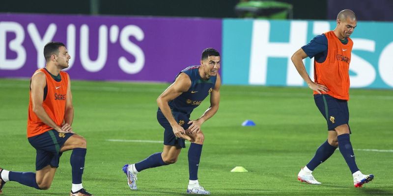 Ngoài việc tập gym, cardio thì CR7 còn tập thêm với bóng để giữ cảm giác bóng