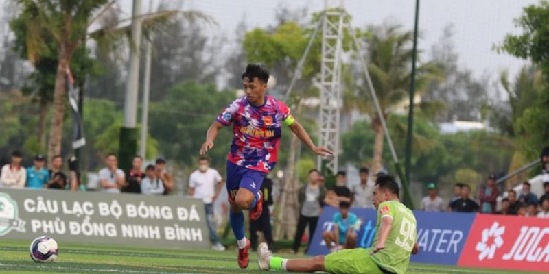 Có khá nhiều lí do khiến cầu thủ chuyên nghiệp đi đá bóng phủi