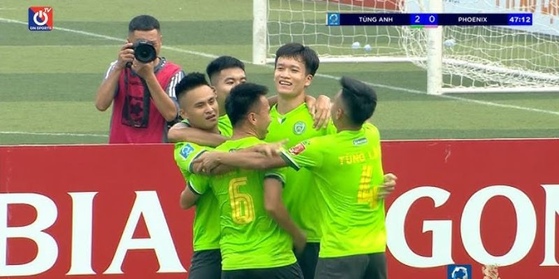 Môi trường đá bóng phủi không an toàn cho các cầu thủ chuyên nghiệp